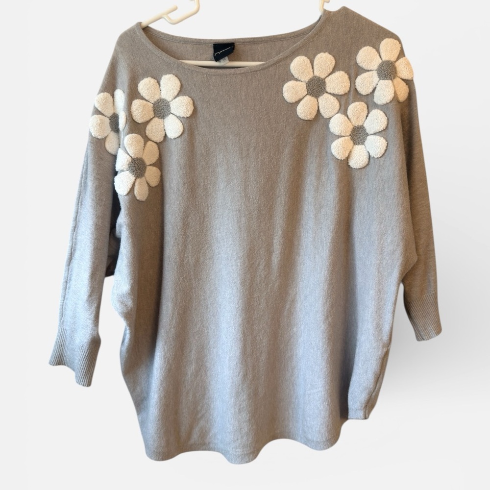Plus Size 1X Gray Knit Sweater Floral Appliqué Dolman Sleeve Soft Boho - Picture 3 of 6